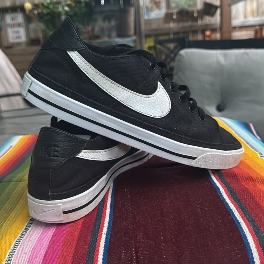 NIKE Black & White Sneakers - Picture 4 of 7
